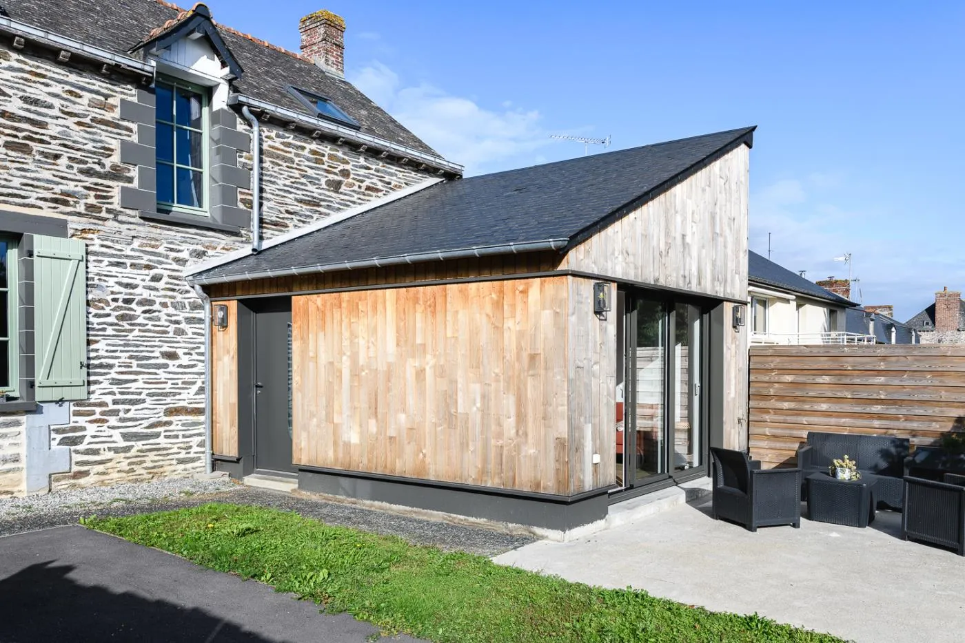 Extension d´une petite maison en pierre